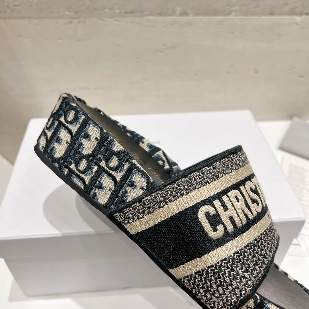 👟👟Ex-factory price 400👟👟 Women's shoes, women's clothing DIOR Dior early spring new letter rust thick-soled slippers▪️ ✅What we sell is sheepskin foot pads~ ✅Reject the low-priced version in the market❌ ✅High-end quality, welcome to inspect and compare with three 👏 ✅Beautiful wedge-heeled thick-soled slippers, which make the feet slimmer and longer than the flat bottoms ✅The benefits for petite girls are here❤️ ✅It is also a must-have for daily travel and home. You can wear it however you like regardless of the occasion. The color is super beautiful! No need to worry about any dress code ✅The outsole is designed with a non-slip and wear-resistant backing, so you don’t have to worry about rain on rainy days 👉Size: 34-40 yards (custom-made sizes 34, 40 and 41 are non-refundable)